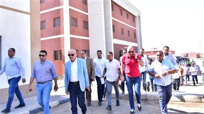 محافظ الأقصر يتفقد مشروعات حياة كريمة بإسنا 