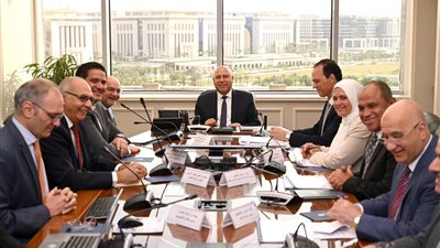 كامل الوزير يبحث توطين صناعة السيارات مع مجموعة المنصور