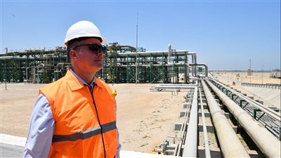 وزير البترول يتفقد سير العمل بحقل ظهر