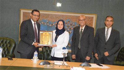 لجنـة الشئون العـربية والخـارجية بنقابة الصحفيين تكرم سفيرة البحرين في مصر (صور)