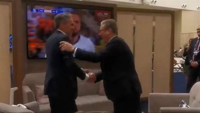 ستارمر خلال مشاهدته