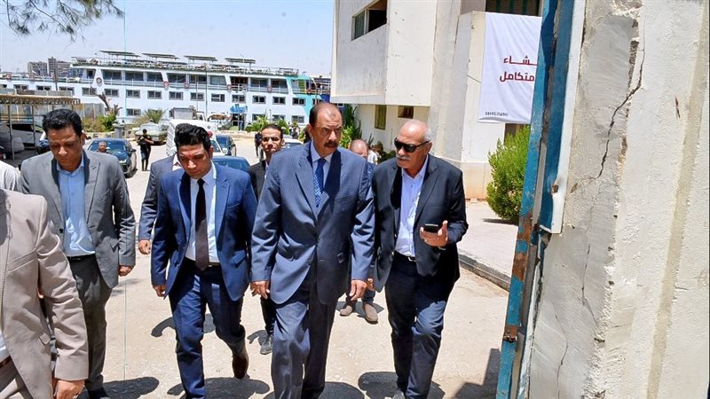 محافظ سوهاج يناقش