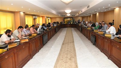 محافظ الفيوم يبحث آلية للتغلب على ضعف ضغط مياه الشرب