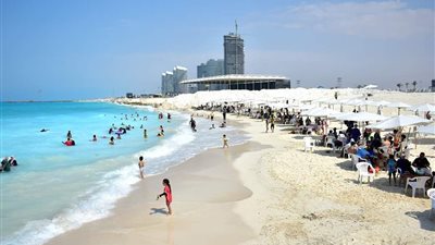 الشواطئ المجانية بمدينة العلمين الجديدة تشهد إقبالا كبيرا من الأهالي (صور)