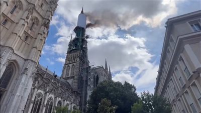 اندلاع حريق كبير في كاتدرائية روان بمنطقة النورماندي الفرنسية (فيديو)