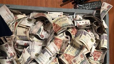 قصة الرجل الغامض في مطار القاهرة، راكب يحاول تهريب مليون جنيه في سندوتشات شاورما (فيديو وصور)