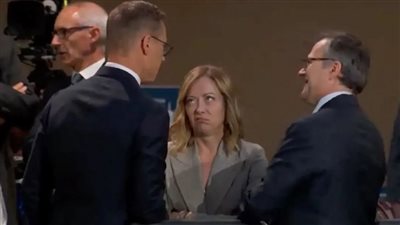 عينيها وشفتيها كشفوها، جورجيا ميلوني تعبر عن انزعاجها من تأخر بايدن (صور)