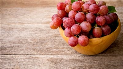 فوائد العنب الأحمر، يقوى المناعة ويحمى من السرطان والزهايمر 
