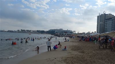 إقبال كبير على شواطئ الإسكندرية ورفع الرايات الخضراء والصفراء (صور)