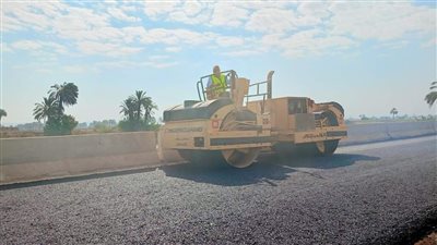 بدء رصف ازدواج طريق أسيوط - ديروط الزراعي بمنفلوط (صور) 