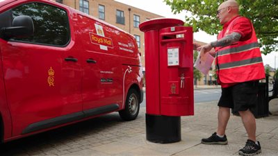  بريطانيا تطلق أول صندوق بريد يحمل رمز الملك تشارلز
