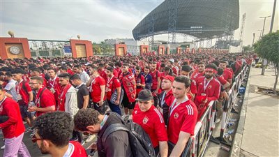 حشد قوي لجماهير الأهلي أمام بوابات ستاد القاهرة استعدادا لمواجهة بيراميدز 