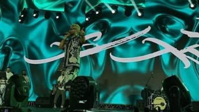 بعد الهجوم عليه بسبب الخلخال، أحمد سعد بإطلالة غريبة بحفله في رأس الحكمة (صور)