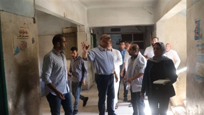 وجد المستشفى خاليا، محافظ القليوبية لوكيل الصحة: مدير المستشفى لسه صاحي من النوم (فيديو) 