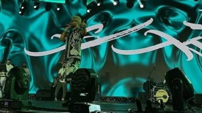 أخبار الفن: أحمد سعد بإطلالة غريبة في حفله برأس الحكمة.. وأحمد حسام ميدو خارج قناة المحور