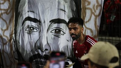 الشحات يلتقط صورة مع لافتة أحمد رفعت بعد حصوله على رجل المباراة أمام بيراميدز 