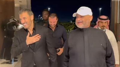 وصول كاظم الساهر إلى مسرح عبادي الجوهر، والجمهور ينتظر صعوده (فيديو)