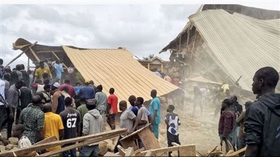 مصرع وإصابة العشرات في انهيار مدرسة بنيجيريا، وإنقاذ عالقين من تحت الركام (فيديو)