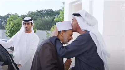 بعد القبلة على الجبين، ماذا دار بين شيخ الأزهر ومحمد بن زايد في لقاء أبو ظبي (فيديو وصور)
