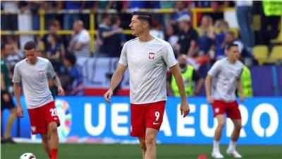 ليفاندوفسكي يتسبب في استقالة مدرب منتخب بولندا