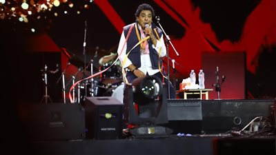 محمد منير يفتتح حفلات العلمين الجديدة ويقدم هدية لفلسطين (صور)