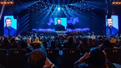 وسط حضور كبير، كاظم الساهر يفتتح حفله الاستثنائي بـ 