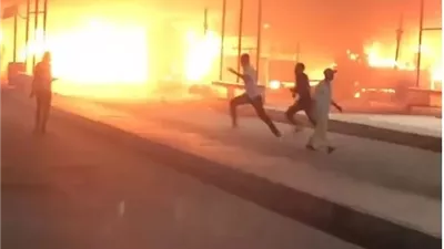 حريق هائل يلتهم عددا من المحال بموقف السلام، شاهد لحظة اشتعال النيران وفرار المواطنين