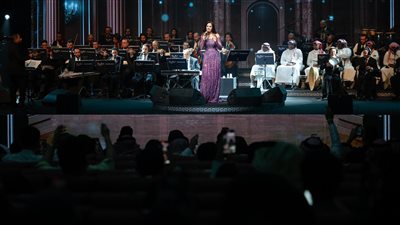 كوكب يسطع في سماء السعودية، آمال ماهر تتألق في حفل مدينة أبها (فيديو)