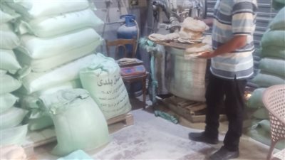 قبل بيعها بالسوق السوداء، ضبط صاحب مخبز بلدي بحوزته 94 جوال دقيق مدعم بالأقصر