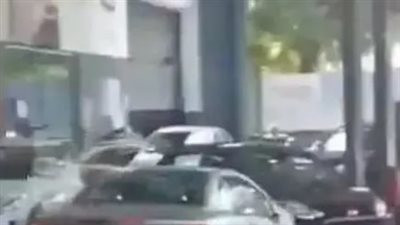  لبنانية تقتحم محطة بنزين وتدمر سيارة داخلها لهذا السبب