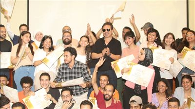 رئيس القومي للمسرح يمنح شهادات للمشاركين في ورشة التمثيل (صور)