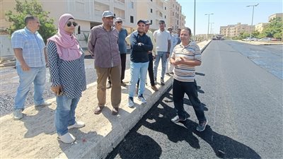 رئيس جهاز الشروق يُتابع أعمال رصف الطرق الداخلية بالمدينة
