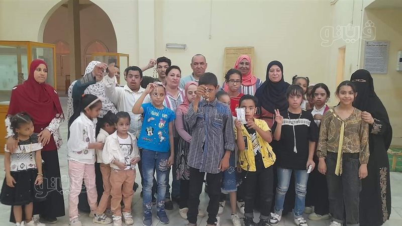 طلاب المدرسة بالمتحف،