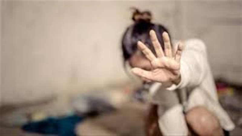 فتاة تتهم سائقا بالتحرش