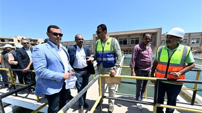 وزير الإسكان يتفقد محطة تنقية مياه الشرب 