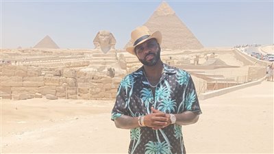 المغني الأمريكي جيسون ديرولو يزور الأهرامات (صور)