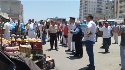 رفع 250 حالة إشغال خلال حملة بسوق الهانوفيل في العجمي (صور)