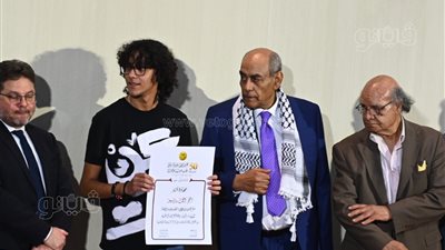 أحمد بدير يهدي جائزة مهرجان جمعية الفيلم إلى حفيده ياسين (فيديو وصور) 