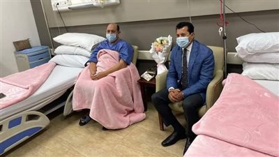 وزير الشباب والرياضة يزور أحمد سليمان بعد إجرائه عملية القلب النابض