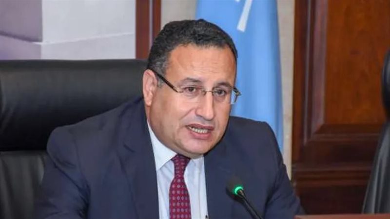 الدكتور عبد العزيز