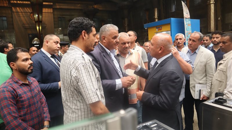 وزير النقل خلال الجولة