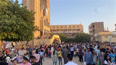 الآلاف يحتفلون بذكرى رحيل القديس الأنبا بيشوي في المنيا (فيديو وصور)