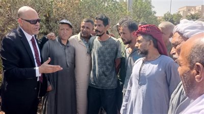 جولة لوزير العمل بين عِمالة غير مُنتظمة داخل صينية أرابيلا (صور)