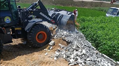 إزالة 20 حالة تعد على أراضي الدولة بأبوصوير فى الإسماعيلية (صور)