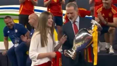 أميرة إسبانيا ترفض حمل كأس أوروبا وتحرج الملك (فيديو)