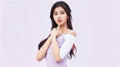 شركة أزياء عالمية تعتذر لسانا عضو فرقة TWICE بسبب تعليق (صور)