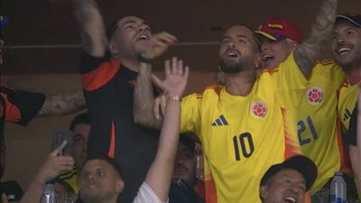 المغني الكولومبي مالوما يتشاجر مع جماهير الأرجنتين في نهائي كوبا أمريكا (فيديو)