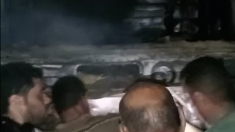 حريق داخل ورشة تصنيع