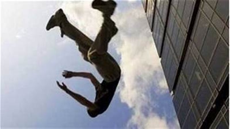 سقوط شخص من علو بمدينة