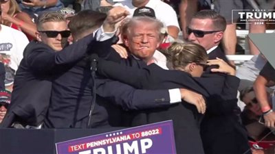 فتاة خلف منصة ترامب تثير الريبة، هل كانت ضمن فريق الاغتيال؟ 